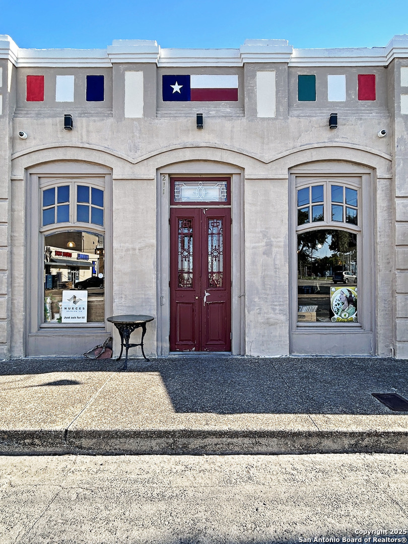 211 W Bowie Beeville TX 78102