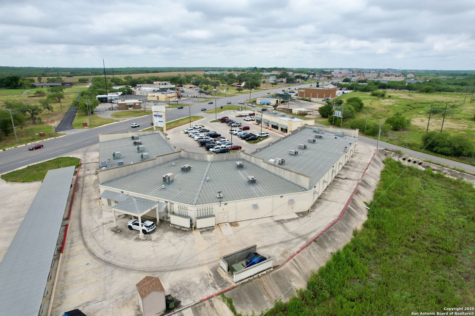 1360 W Oaklawn Pleasanton TX 78064