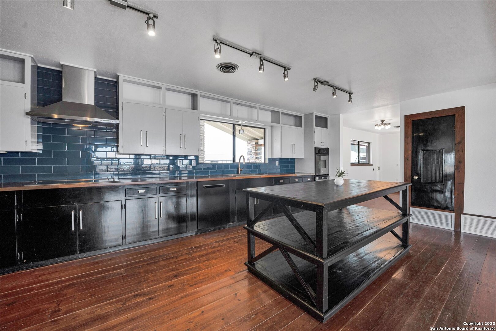 3915 Us Highway 181 Floresville TX 78114