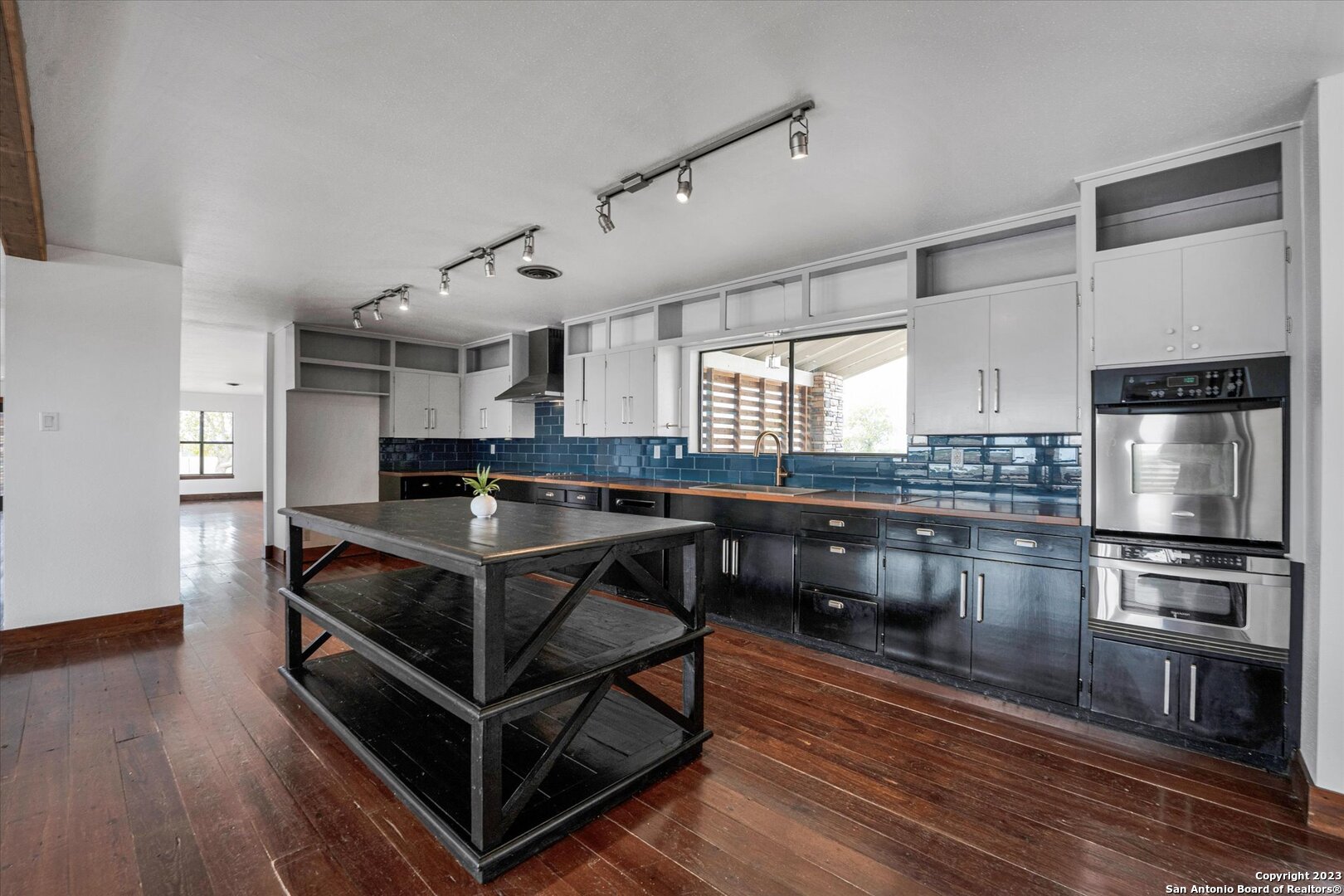 3915 Us Highway 181 Floresville TX 78114