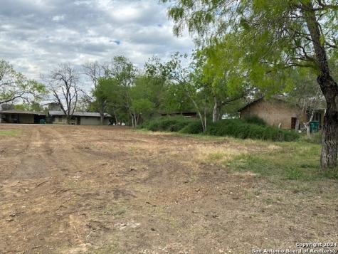 703 Poplar Street Jourdanton TX 78026