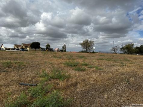105 Sparrow Lane Floresville TX 78114