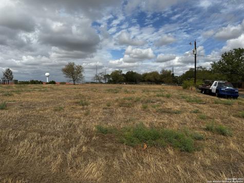 105 Sparrow Lane Floresville TX 78114