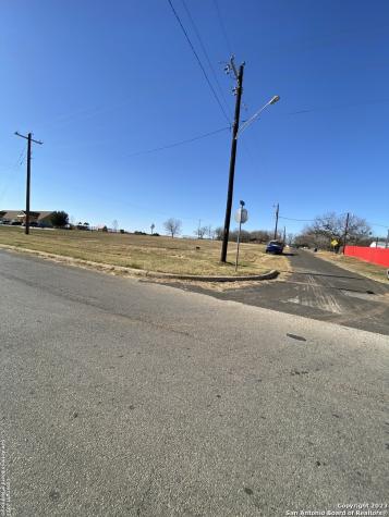 105 Sparrow Lane Floresville TX 78114