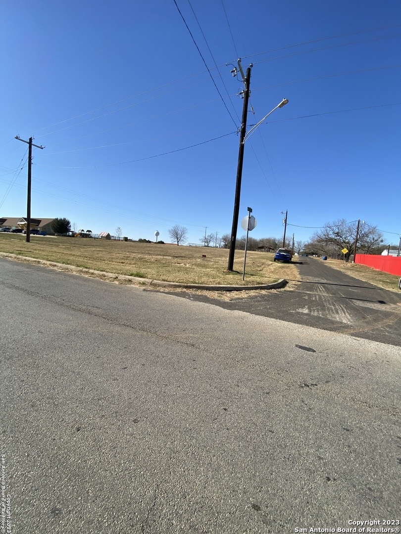 105 Sparrow Lane Floresville TX 78114