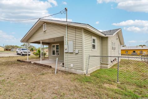102 Lady Badger Karnes City TX 78118
