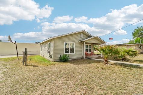 102 Lady Badger Karnes City TX 78118