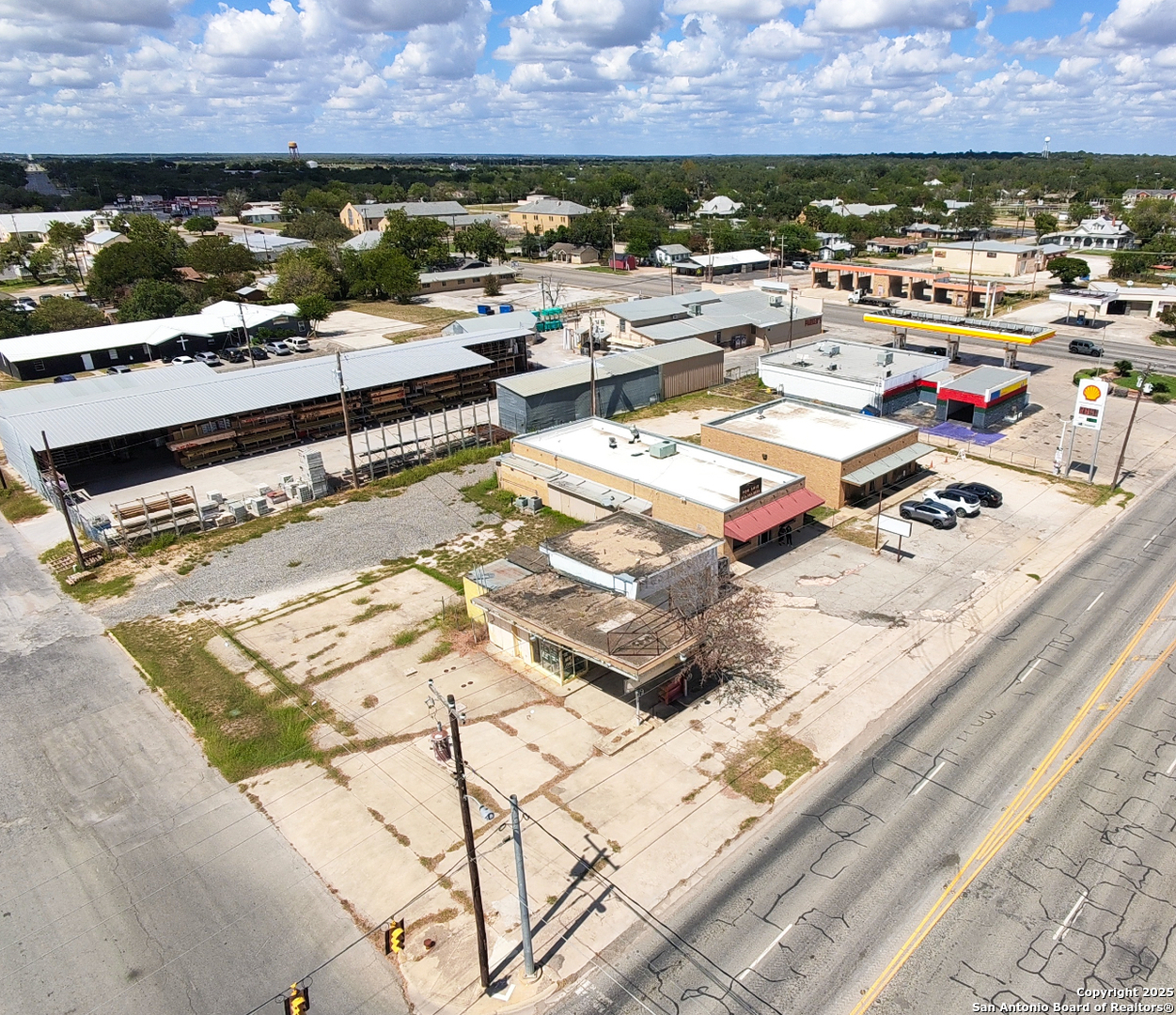 116 S. Teel Devine TX 78016