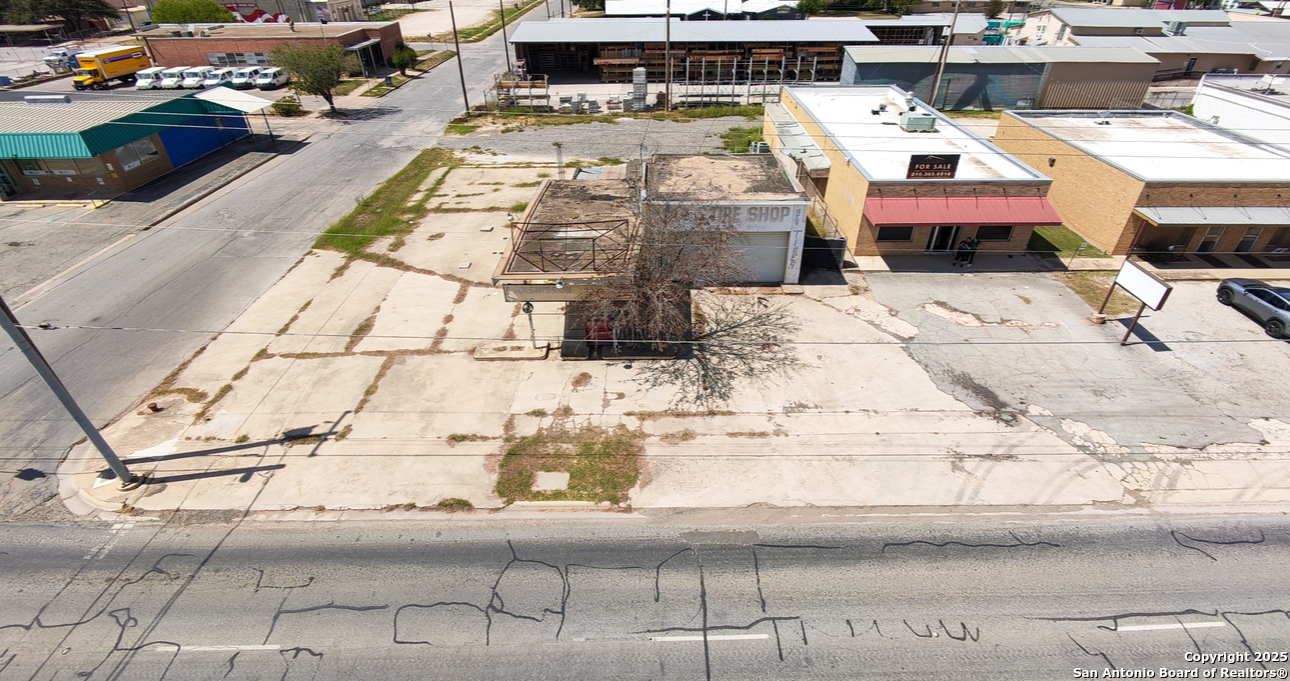 116 S. Teel Devine TX 78016