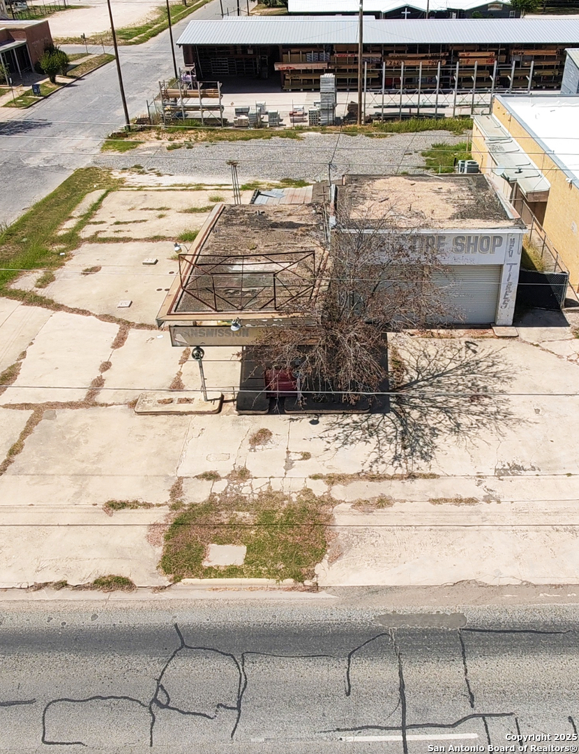 116 S. Teel Devine TX 78016