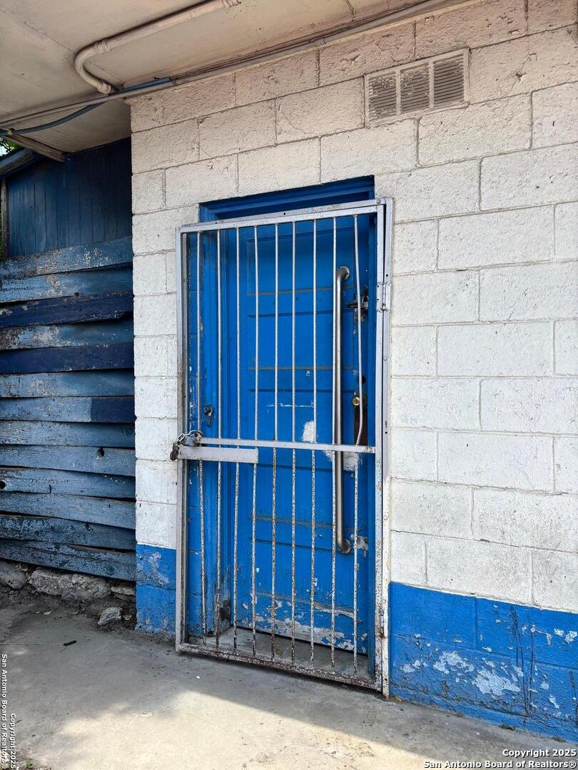 607 S General Mcmullen San Antonio TX 78237
