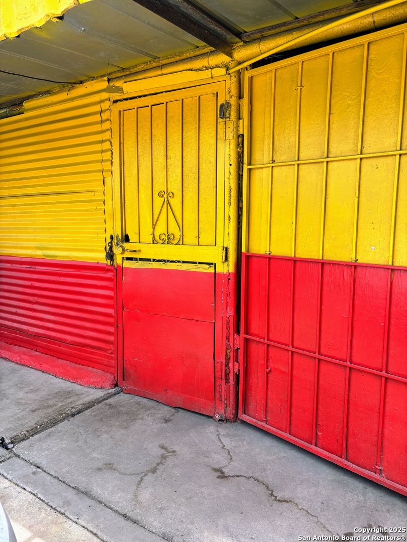 607 S General Mcmullen San Antonio TX 78237