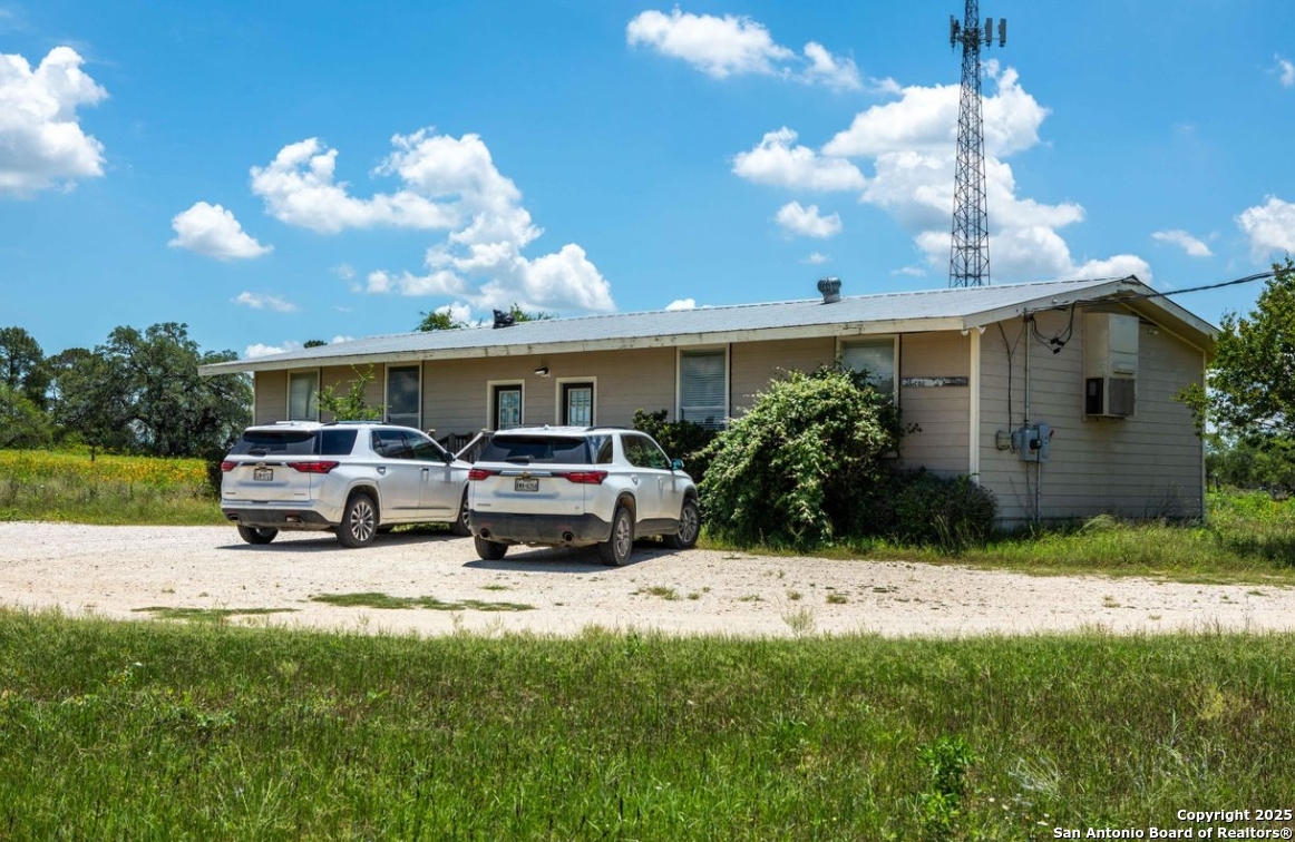 51 County Road 150 Floresville TX 78114