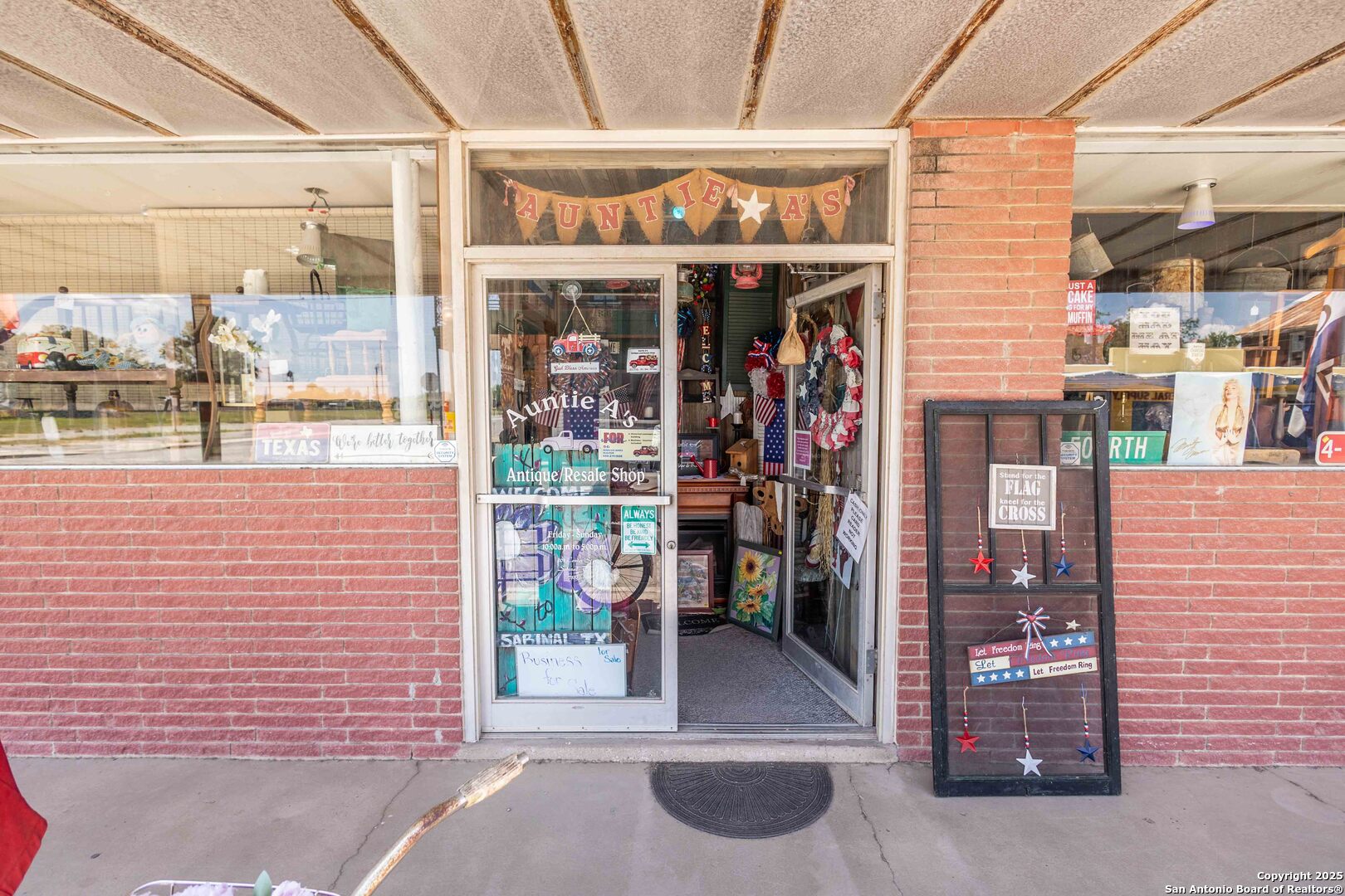 301 Center Street Sabinal TX 78881