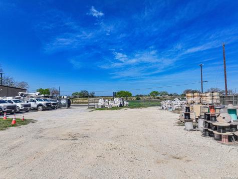 4754 Rakowitz Adkins TX 78101