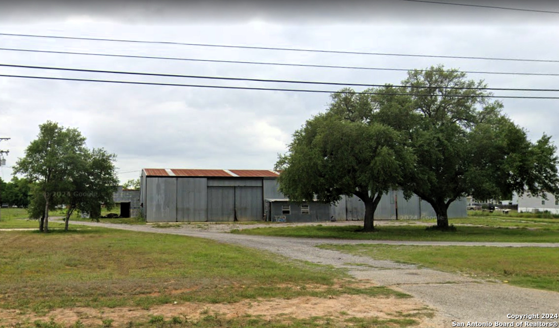 2119 10th Street Floresville TX 78114