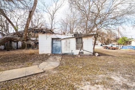 330 W Live Oak Street Kenedy TX 78119