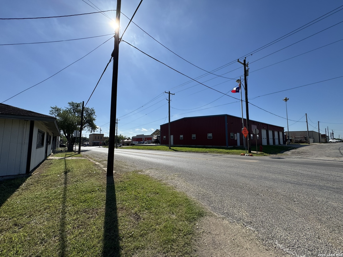 120 W 3rd Nixon TX 78140