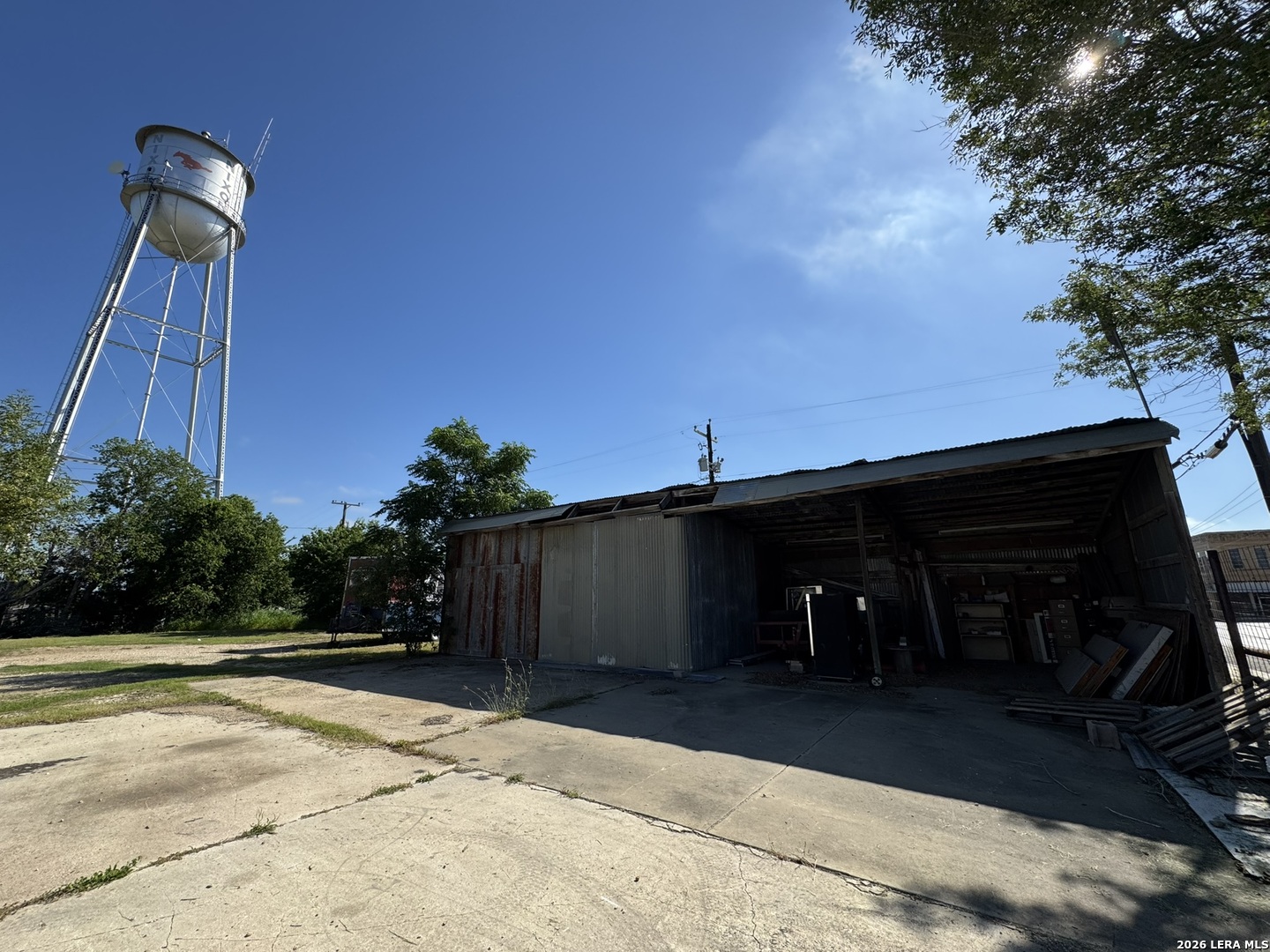 120 W 3rd Nixon TX 78140