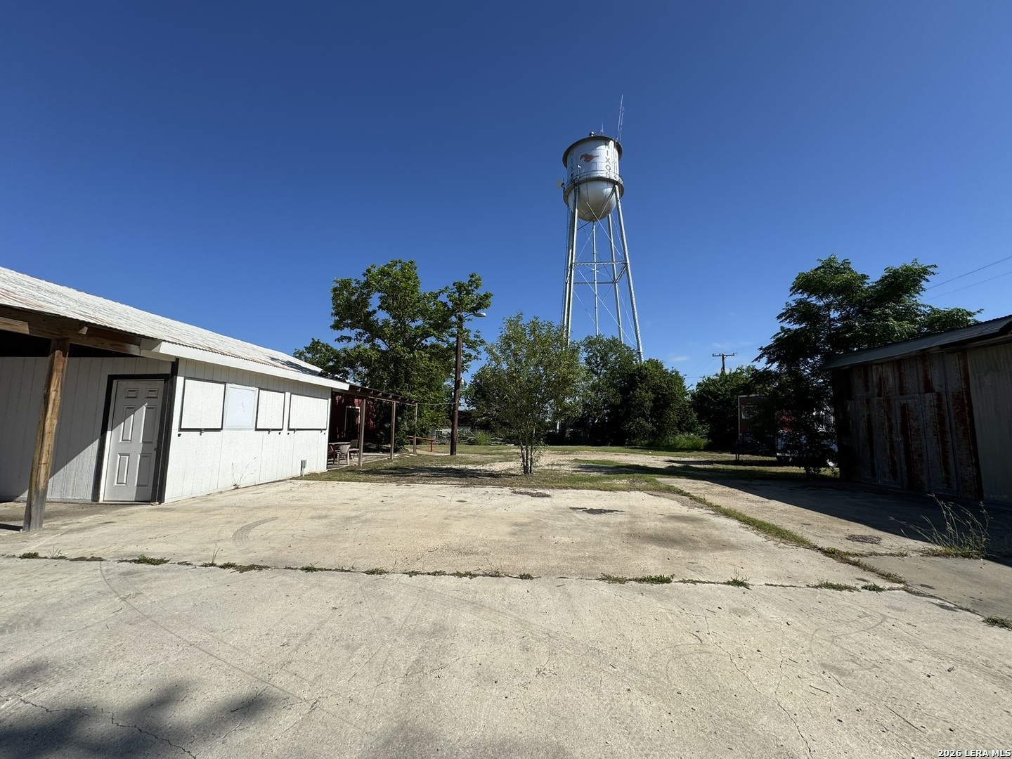120 W 3rd Nixon TX 78140