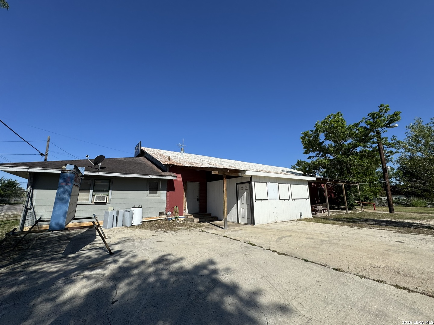 120 W 3rd Nixon TX 78140