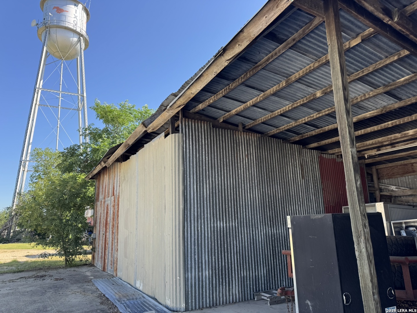 120 W 3rd Nixon TX 78140