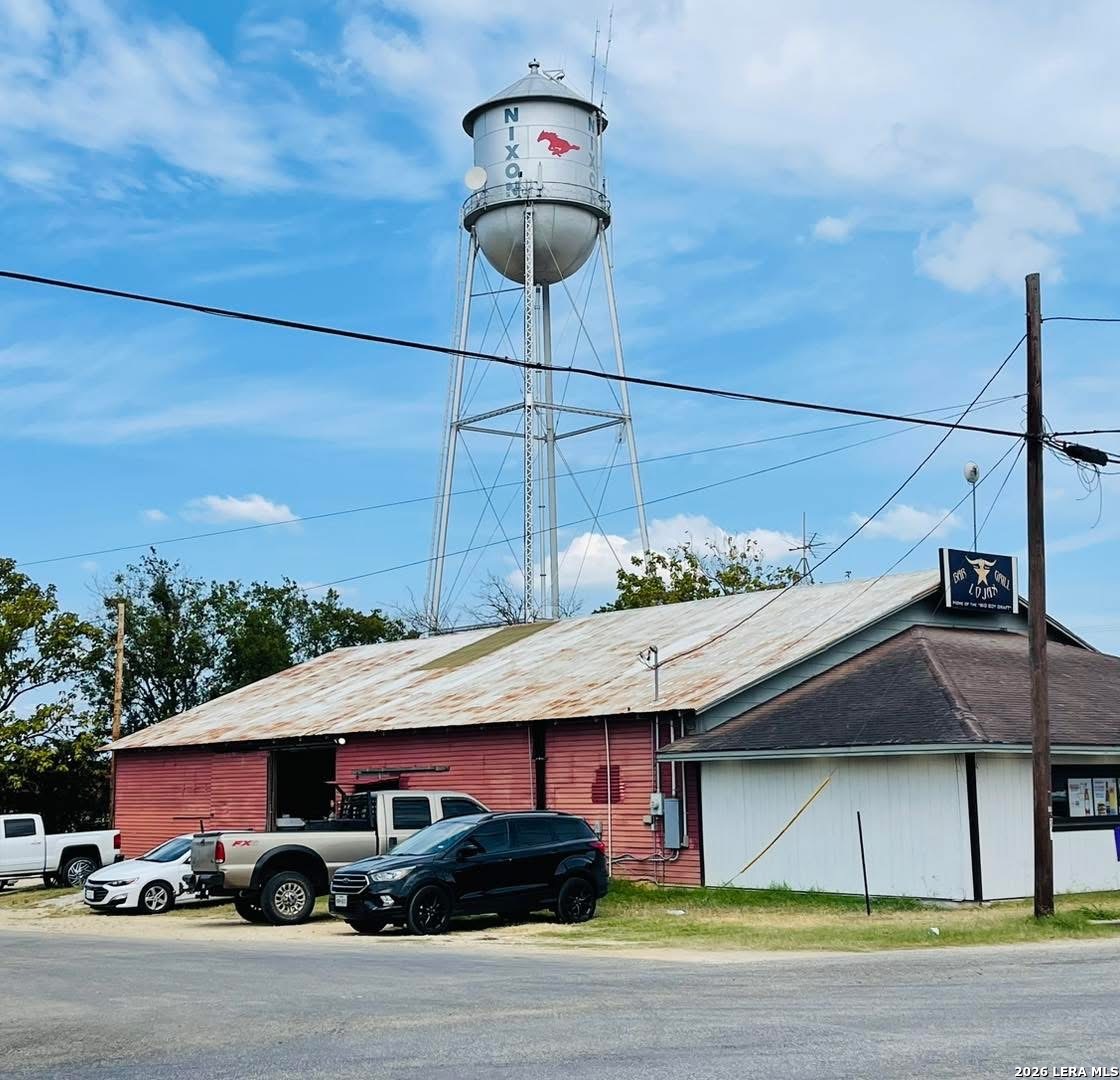 120 W 3rd Nixon TX 78140