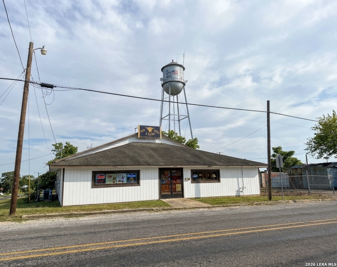 120 W 3rd Nixon TX 78140