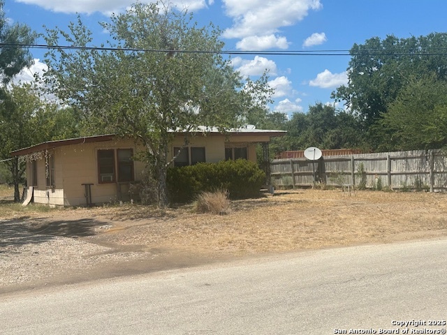 000 Walnut/willow Jourdanton TX 78026