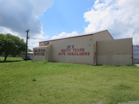4615 S Flores Road Elmendorf TX 78112