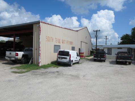 4615 S Flores Road Elmendorf TX 78112