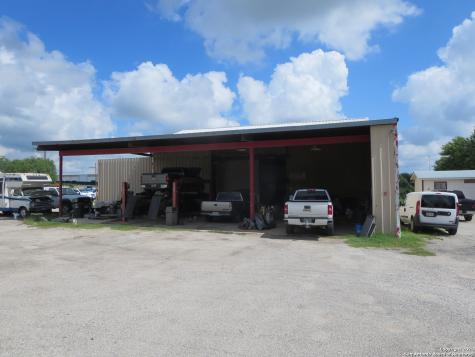 4615 S Flores Road Elmendorf TX 78112
