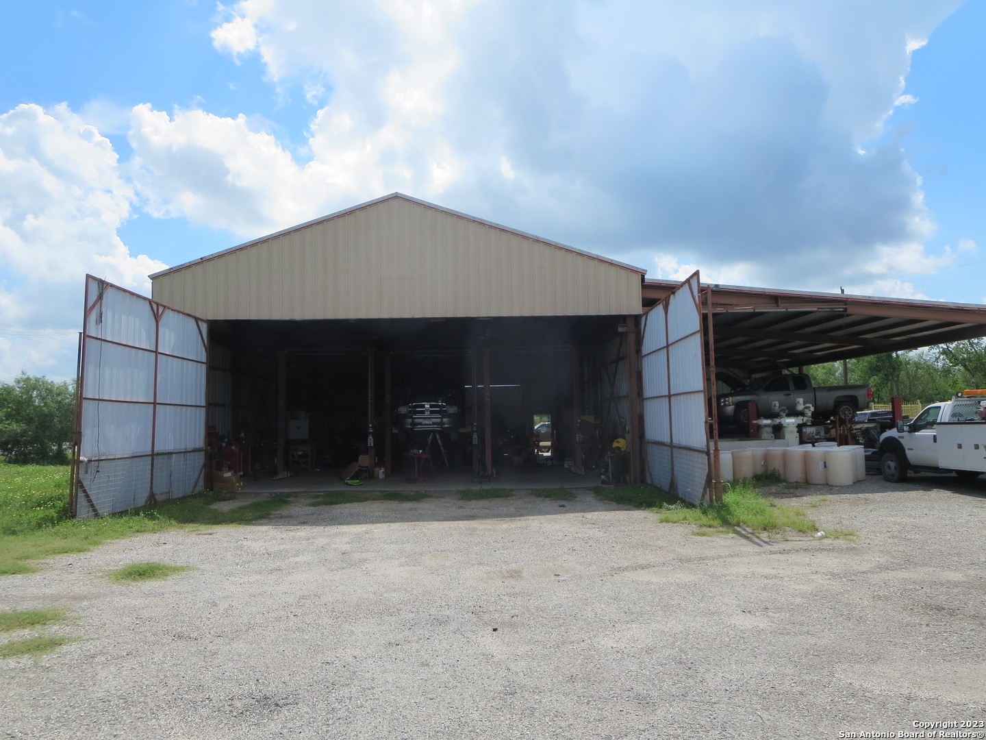 4615 S Flores Road Elmendorf TX 78112