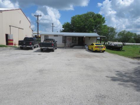 4615 S Flores Road Elmendorf TX 78112