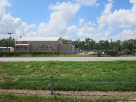 4615 S Flores Road Elmendorf TX 78112
