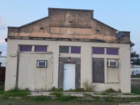 109 E Front Street Runge TX 78151