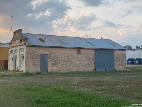 109 E Front Street Runge TX 78151