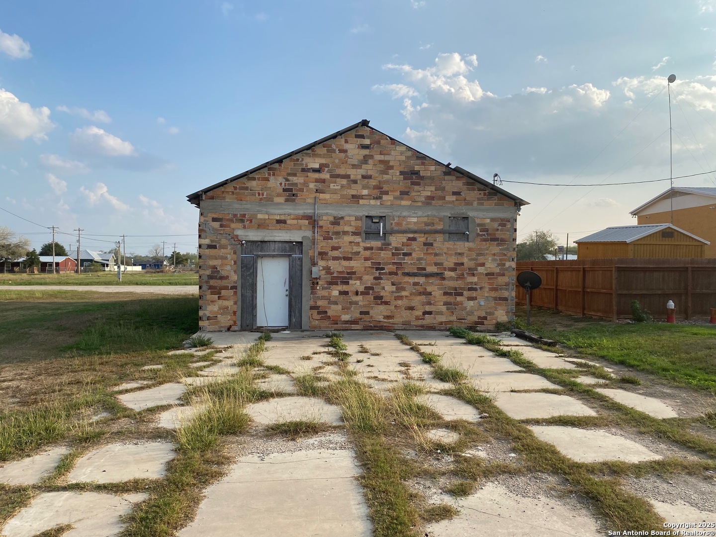 109 E Front Street Runge TX 78151