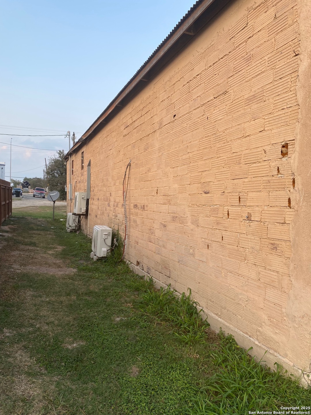 109 E Front Street Runge TX 78151