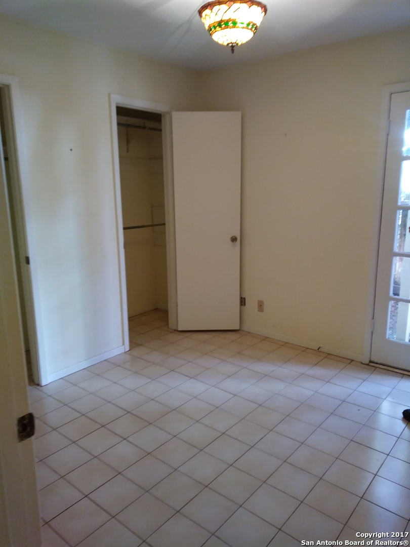 8702 Village San Antonio TX 78217
