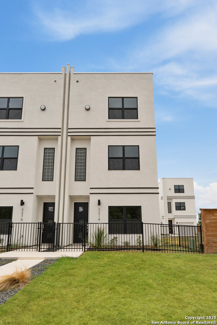 3214 N Elmendorf San Antonio TX 78201