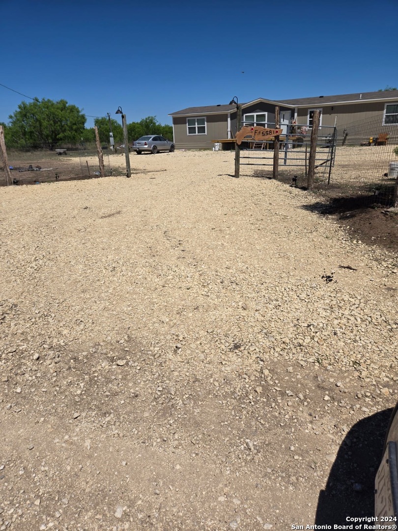 5581 Fm 1986 La Pryor TX 78872