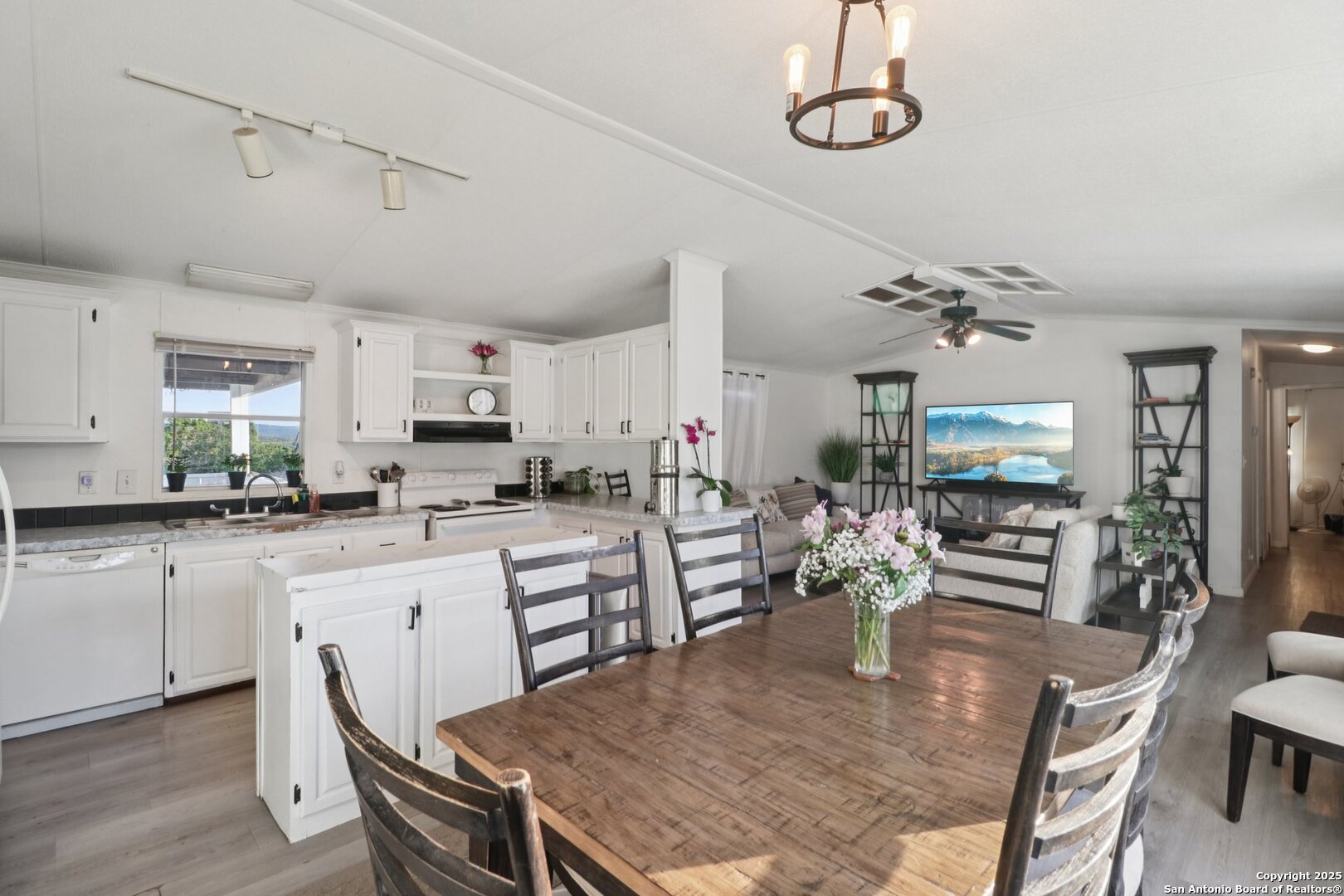 160 Deer View Pipe Creek TX 78063