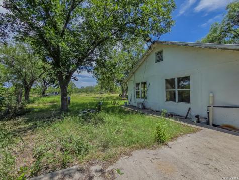1398 W Moore Avenue Quemado TX 78877