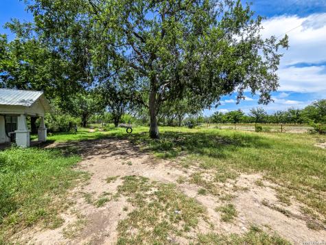 1398 W Moore Avenue Quemado TX 78877