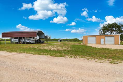 5975 County Road 277 Gillett TX 78116