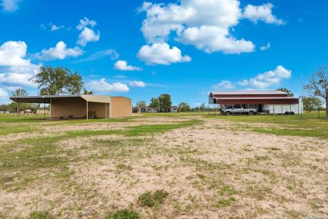 5975 County Road 277 Gillett TX 78116