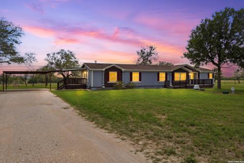 5975 County Road 277 Gillett TX 78116