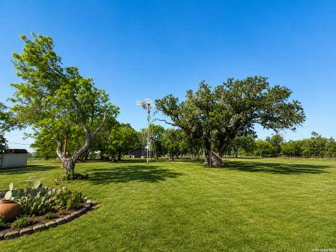 759 County Road 216 Hobson TX 78117