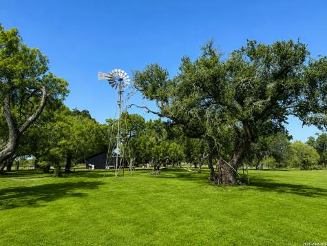 759 County Road 216 Hobson TX 78117